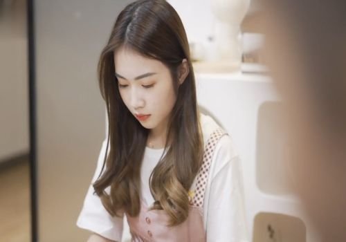 Cha dượng thấy con gái mới lớn hàng ngon lại khao khát được địt cùng